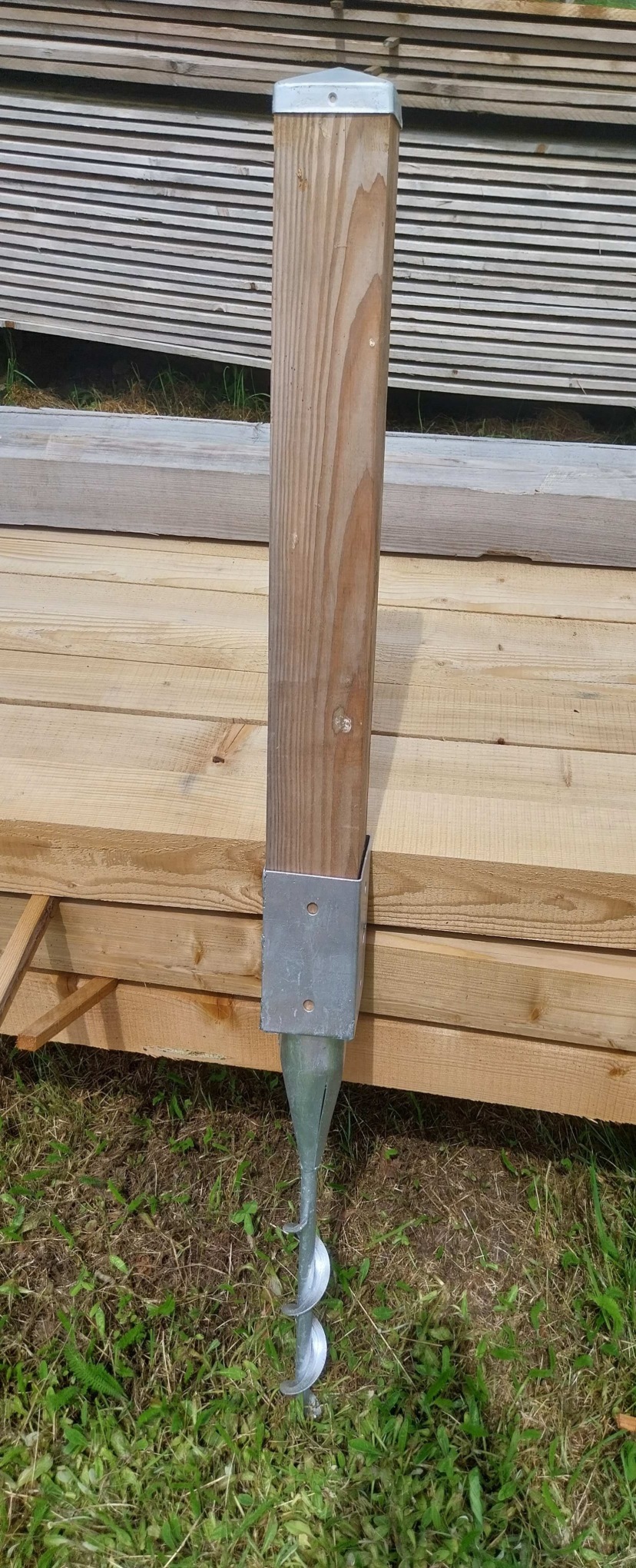 Pied de poteau extérieur à visser